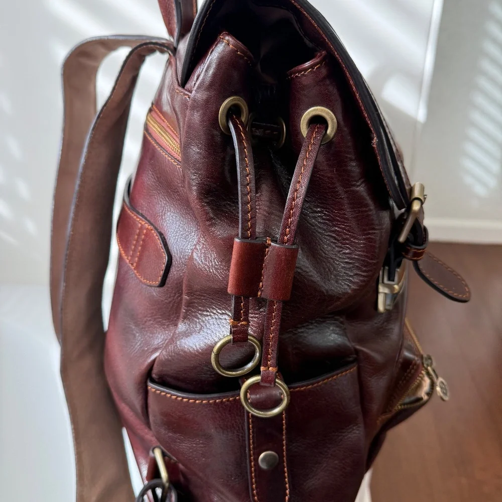Artisan Craftsmanship made in Italy. Full Grained Leather backpack.